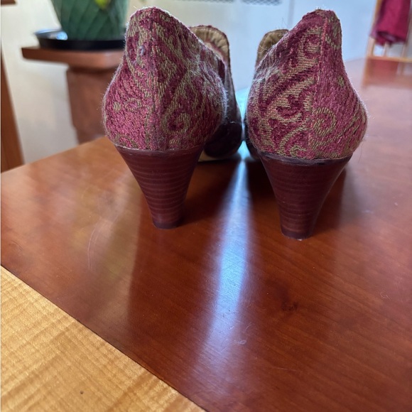NWOT brocade pumps size 8 - Picture 2 of 6